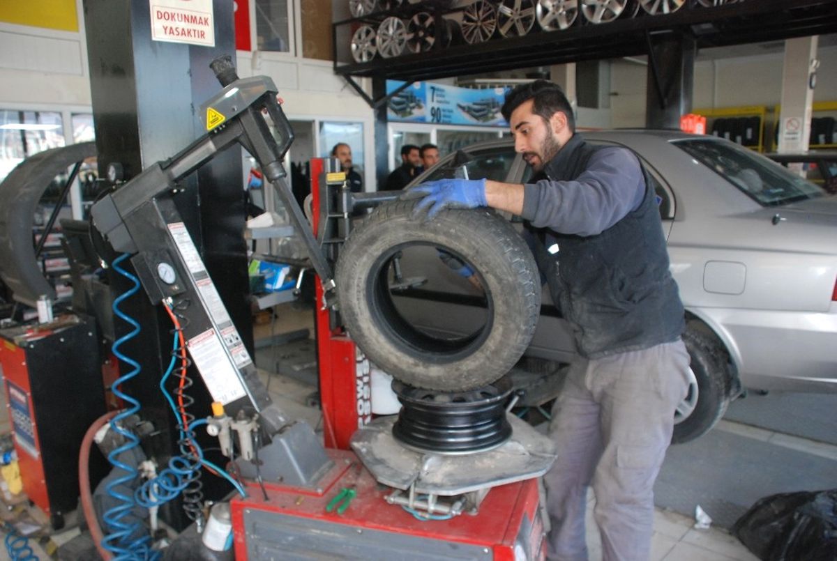 Kar Yağdı, Lastikçilerde Yoğunluk Arttı