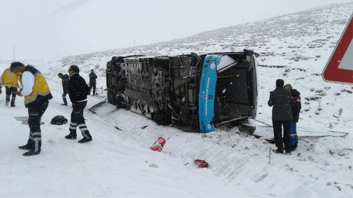 Karlı Yolda Kayan Özel Halk Otobüsü Yan Yattı: 18 Yaralı