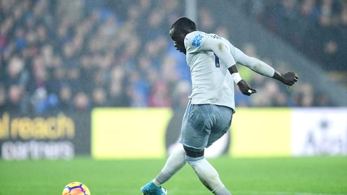 Kendini Yere Atan Niasse\'a 2 Maç Ceza