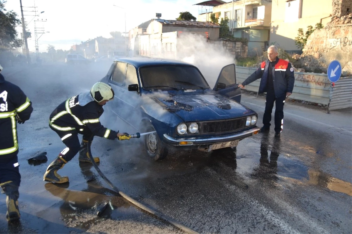 Kırmızı Işıkta Duran Otomobil Yandı