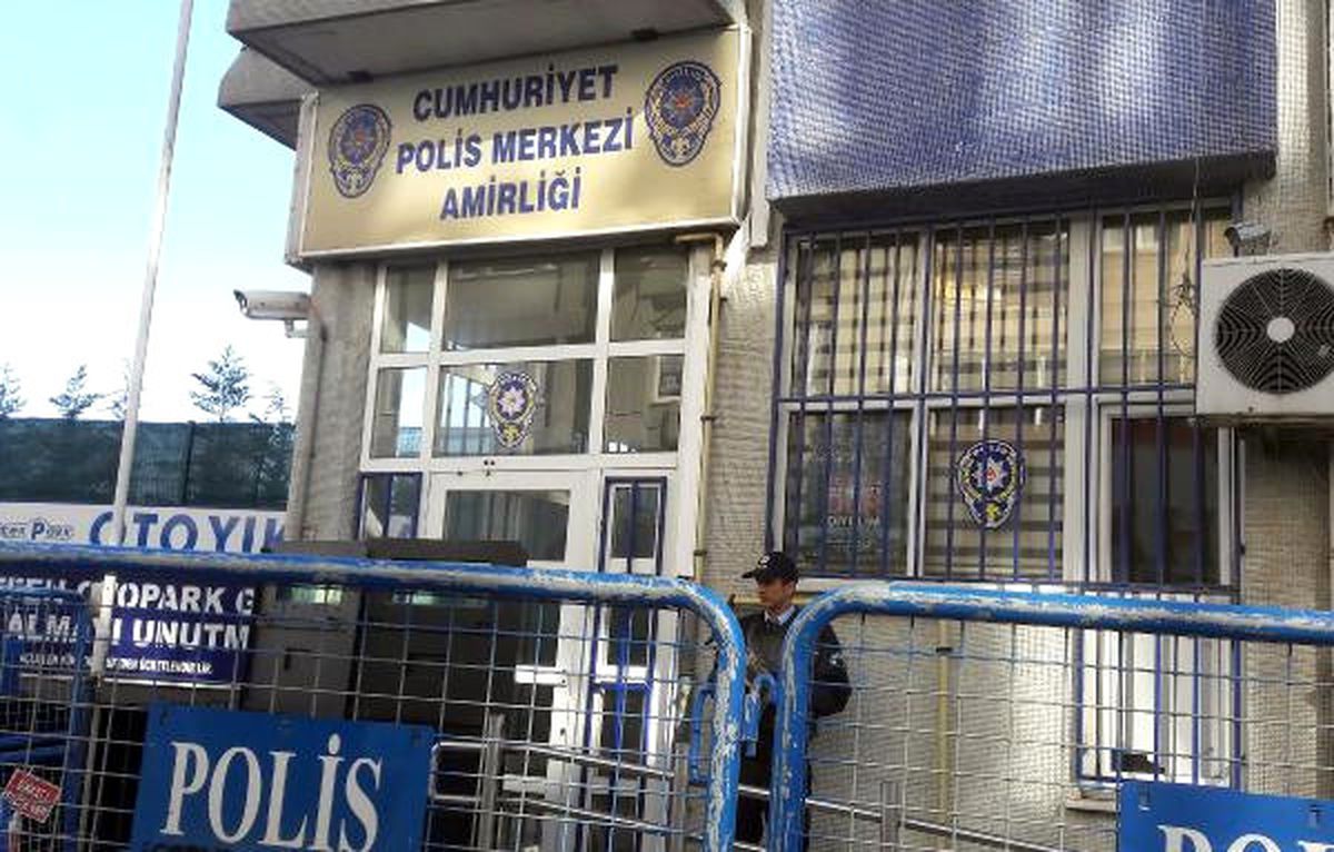 Kızının Eski Nişanlısını Karakol Önünde Bıçakladı