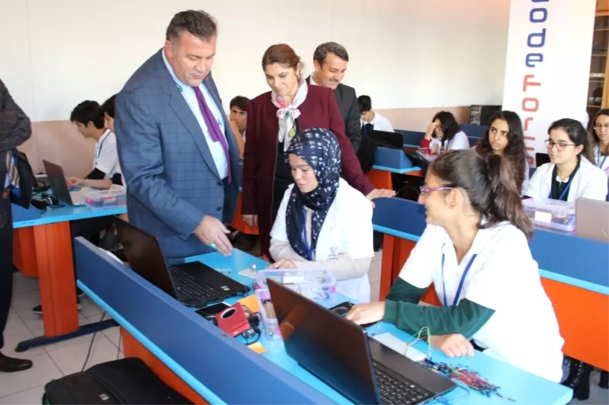 Koca, İçel Anadolu Lisesi\'nin \'Robotik Kodlama Atölyesi\'ni İnceledi