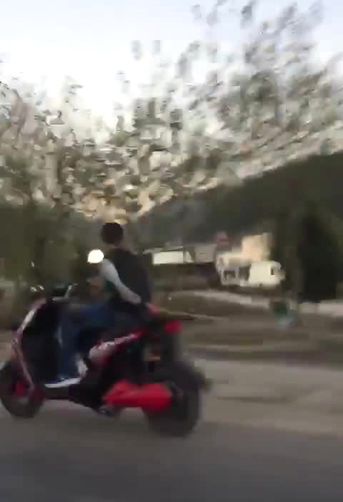 Motosikletli Gençlerin Tehlikeli Yolculuğu