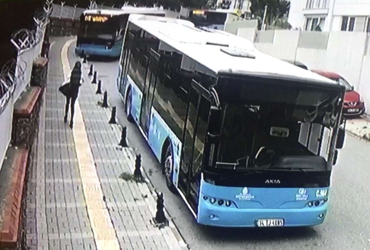 Ümraniye\'de Halk Otobüsü Okulun Bariyerlerinde Asılı Kaldı