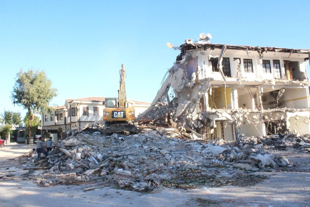Side\'de Koruma Amaçlı İmar Planına Aykırı Bulunan 40 Yıllık Motel Yakıldı