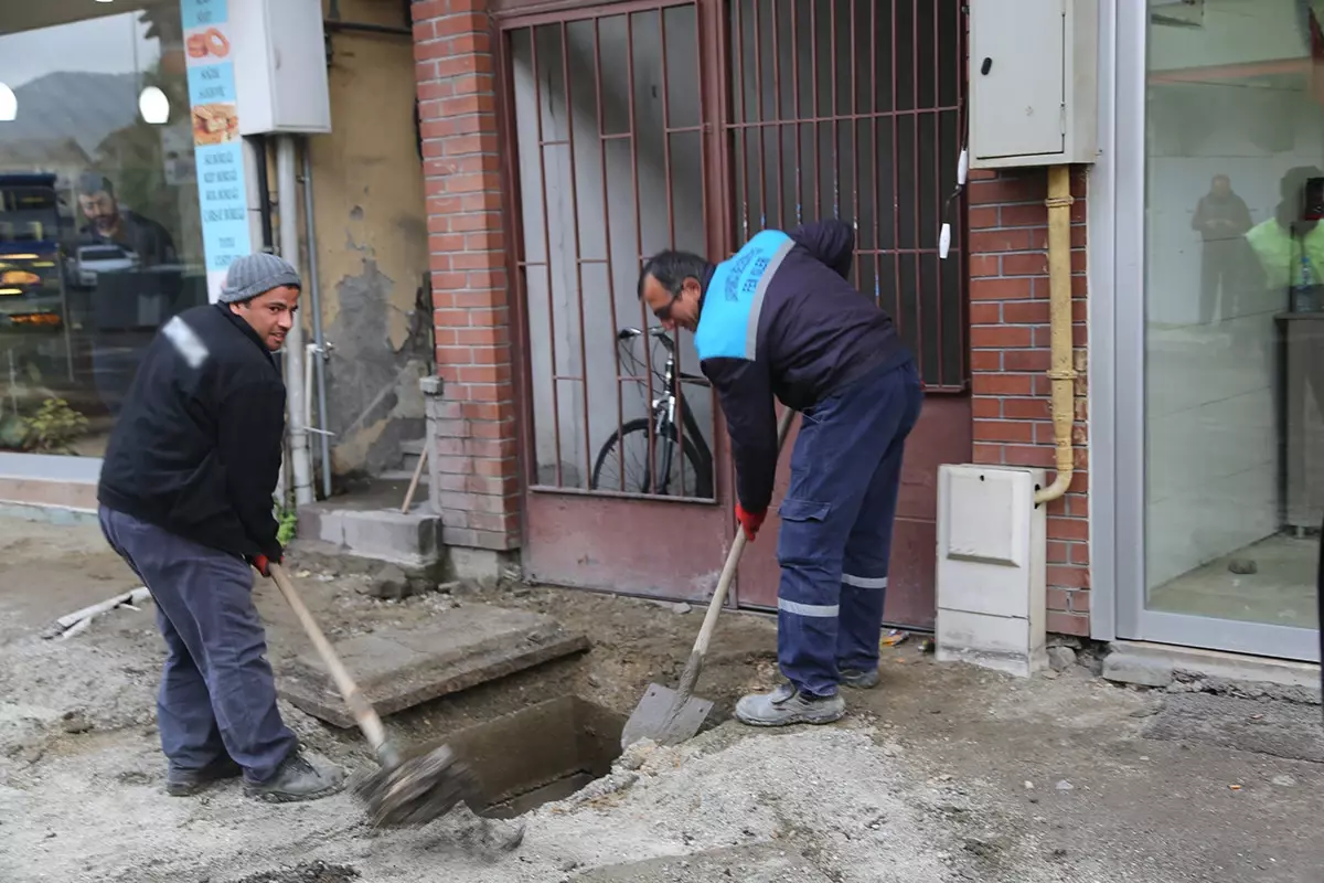 Yağmur Suyu Kanalları Temizleniyor