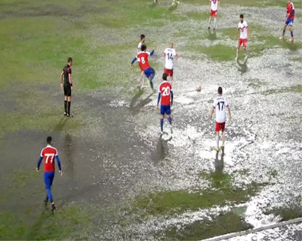 Yeşil Sahalarda Su Topu Gibi Futbol Maçı