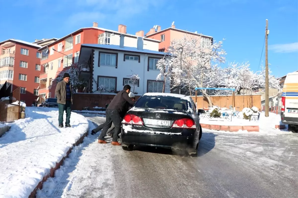 Yozgat\'ta Buzlanan Yollar Sürücülere ve Vatandaşlara Zor Anlar Yaşattı