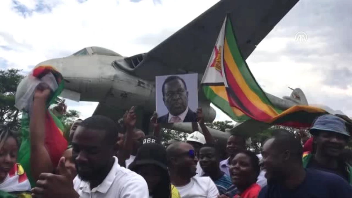 Zimbabve Eski Devlet Başkan Yardımcısı Mnangagwa Ülkesine Döndü