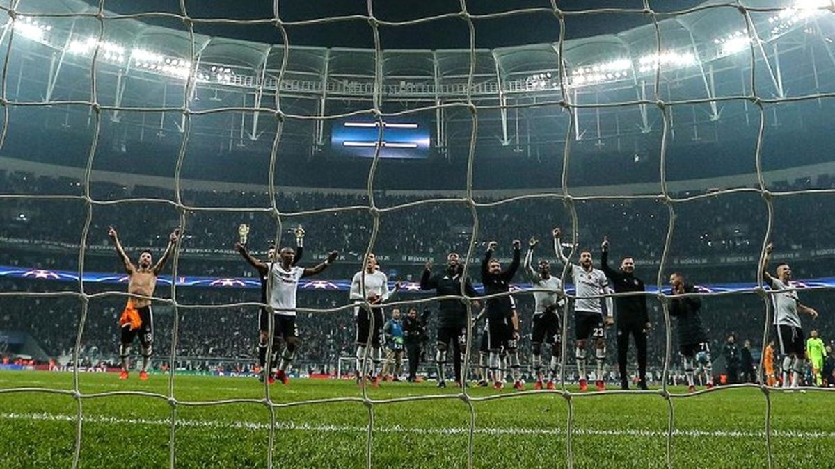 3 İngiliz Arasında Bir Türk Takımı