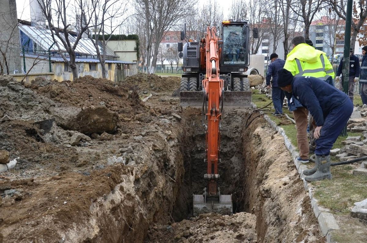 Alt Yapı Yenileme Çalışmaları Kanal Boyunda Devam Ediyor
