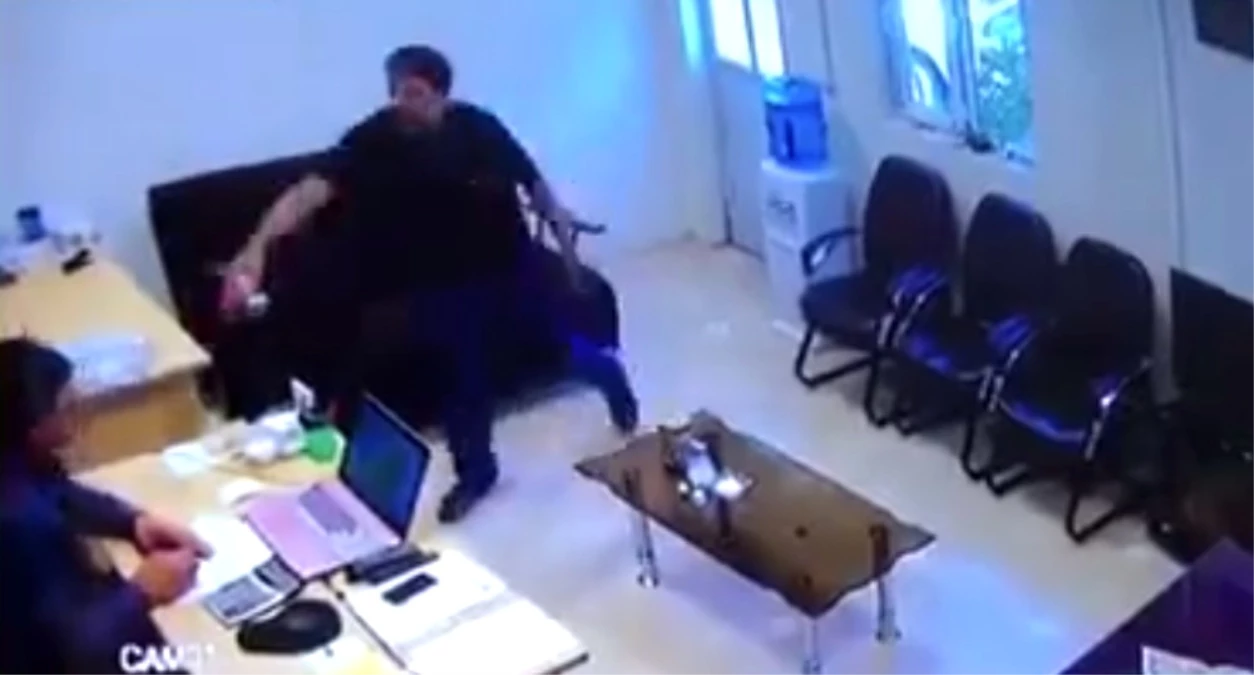 Masasında Çalışan Adamın Suratına Asit Fırlatan Saldırgan Kameralara Yakalandı