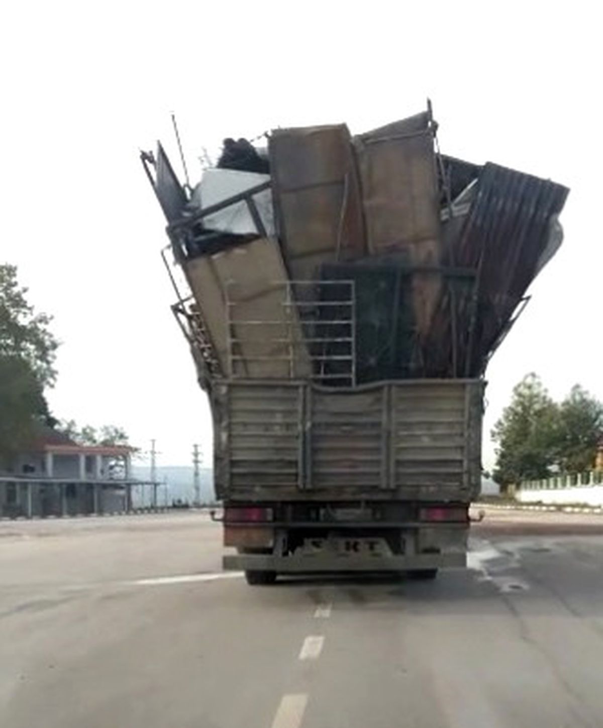 Biçimsizce İstiflenmiş Yükle Seyir Halindeki Kamyonun Tehlikeli Yolculuğu
