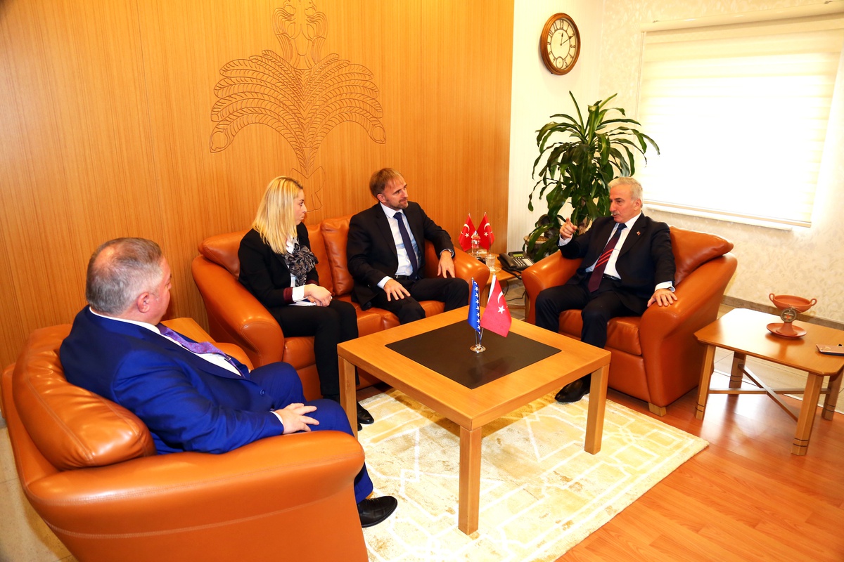 Bosna Hersek Büyükelçisi Bakir Sadoviç Vali Kamçı\'yı Ziyaret Etti