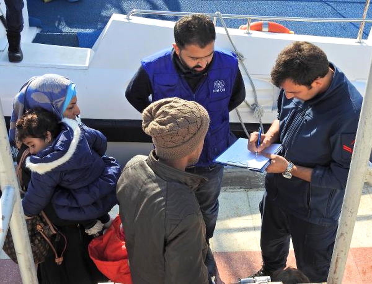 Çeşme Açıklarında 65 Kaçak Yakalandı