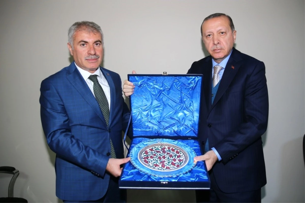 Cumhurbaşkanı Erdoğan\'dan Başkan Memiş\'e Plaket