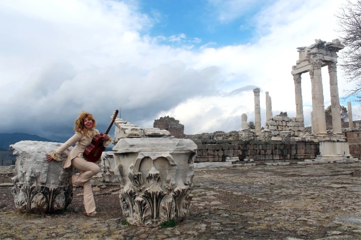Dünyaca Ünlü Gitarist Bergama\'ya Hayran Kaldı