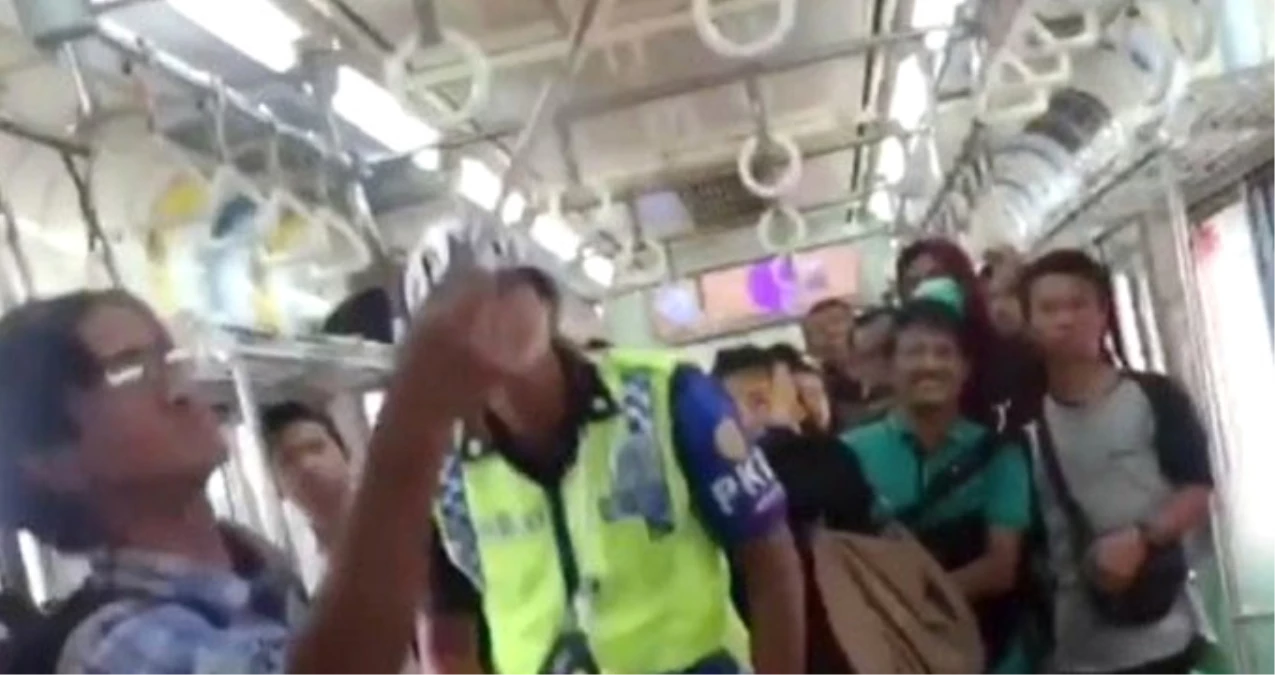 Endonezya\'da Yolcularla Dolu Trenin Tavanından Yılan Çıktı