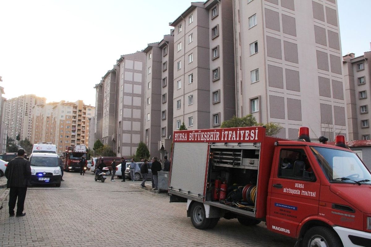 Erkek Arkadaşını Rehin Aldı