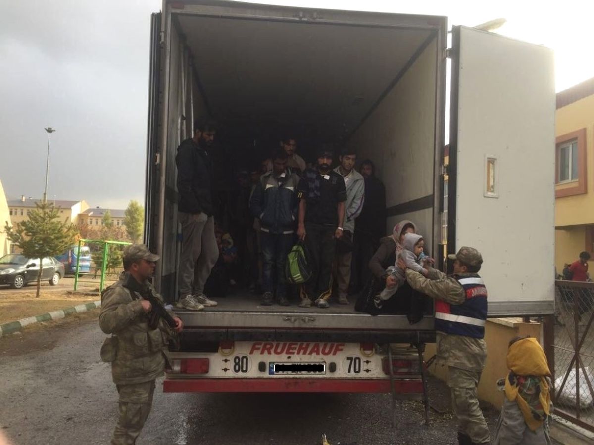 Erzincan da 171 Mülteci, Tır Kasasında Yakalandı