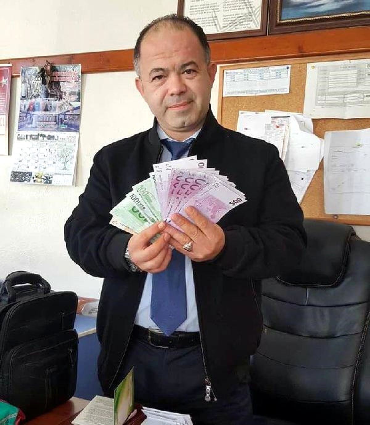 İçi Para Dolu Çantayı Sahibine Teslim Etti