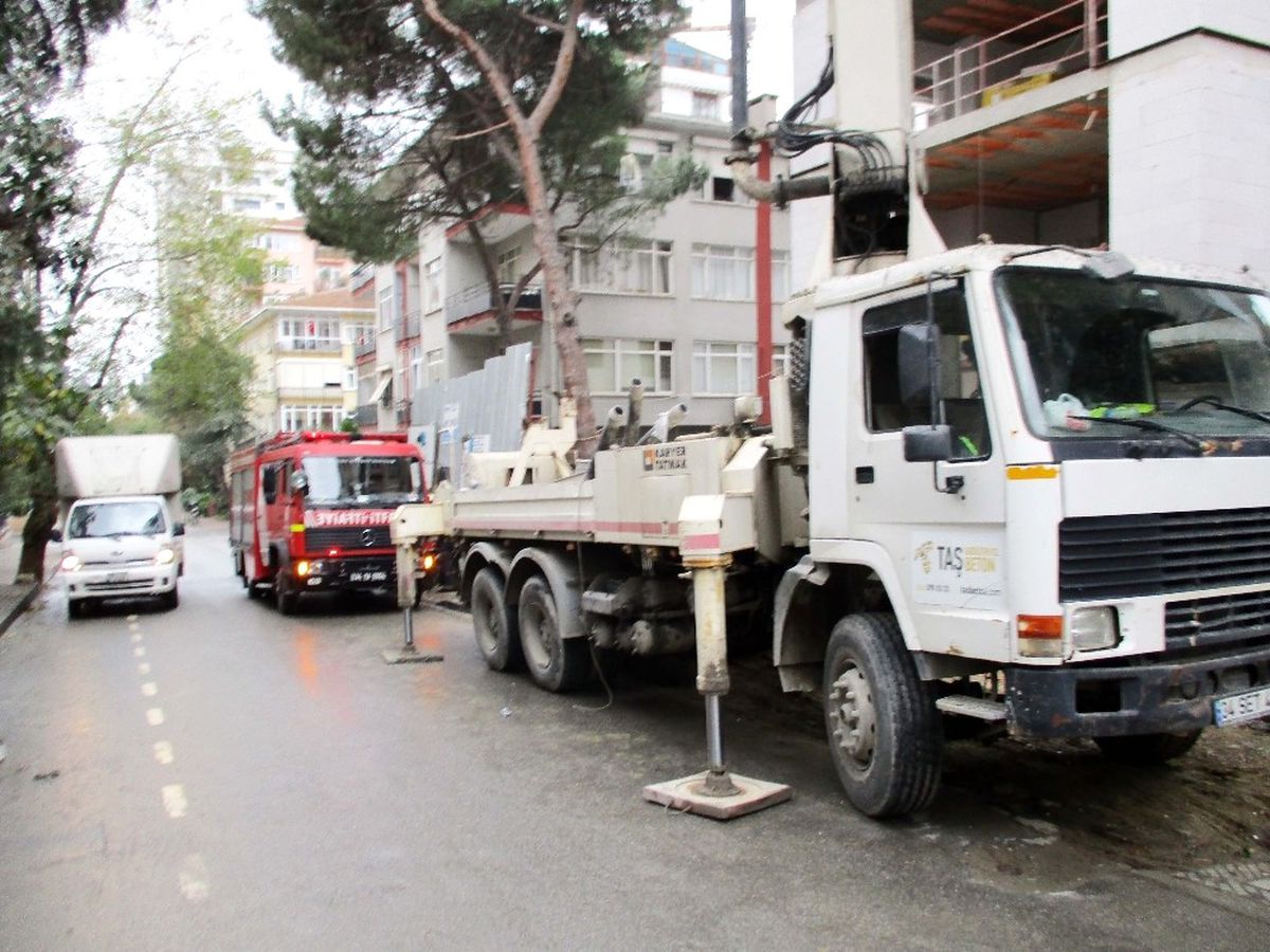 Kadıköy\'de Bir İşçinin Üzerine Beton Blok Devrildi