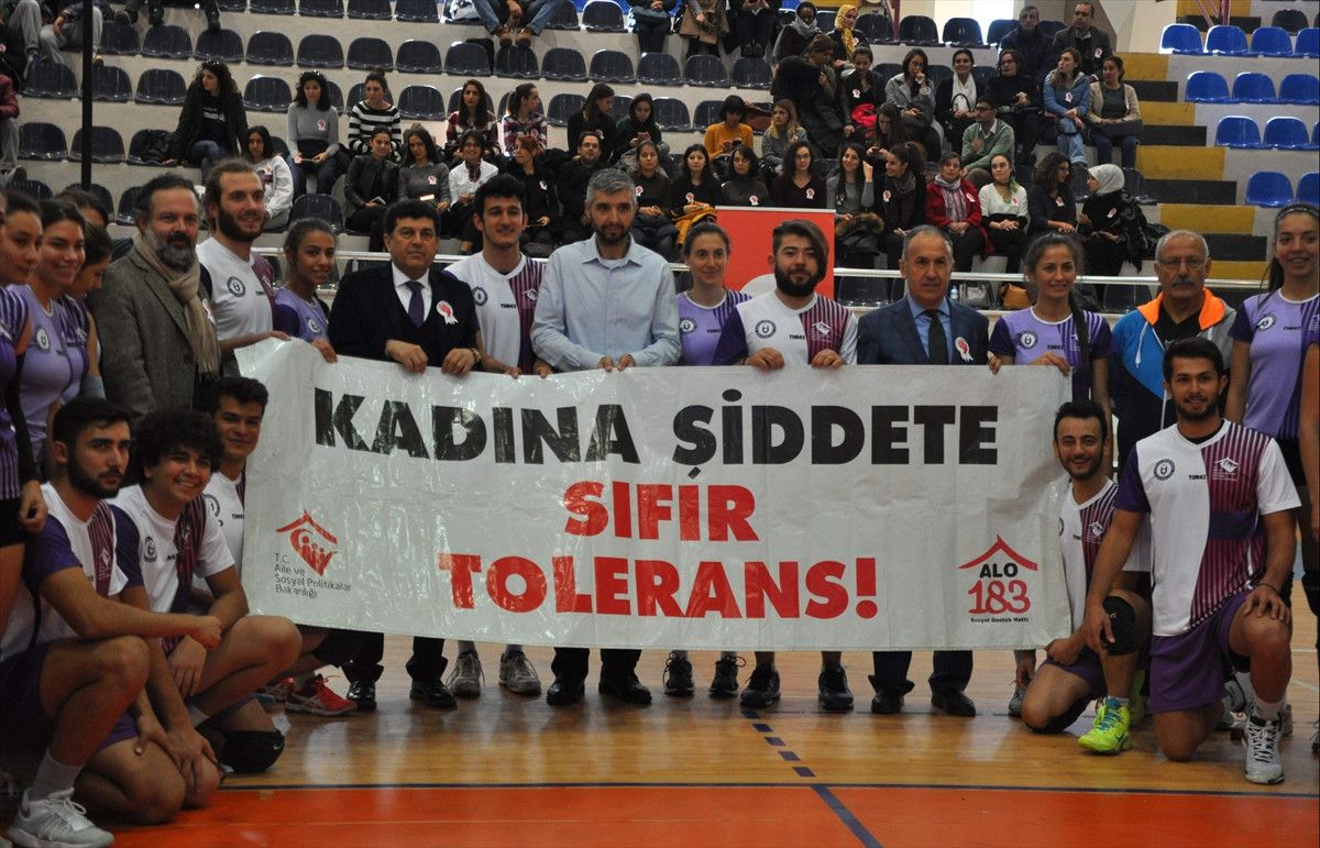 Kadına Şiddete Dikkat Çekmek İçin Voleybol Oynadılar