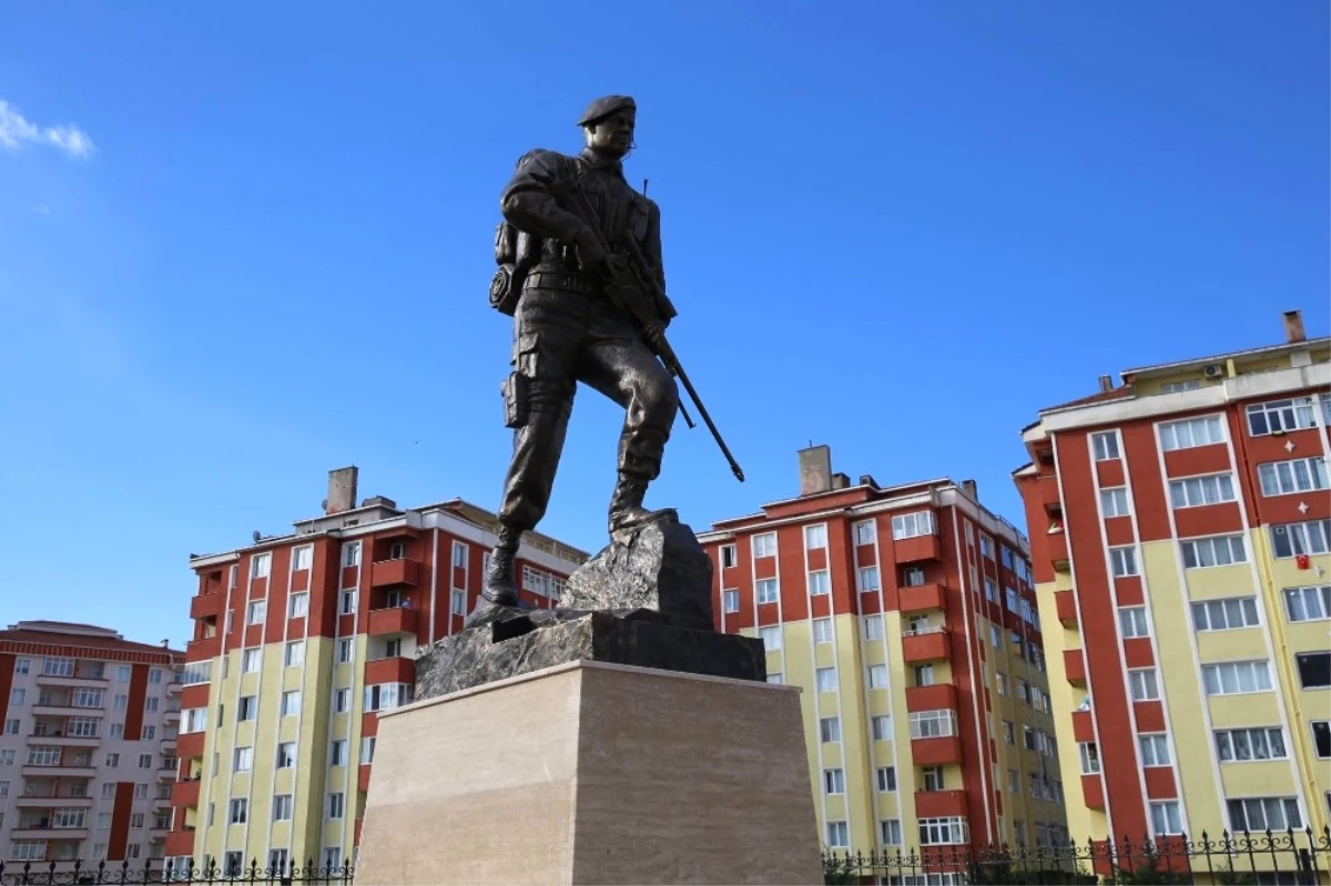 Kahraman Ömer Halisdemir\'in Anıtı Yapıldı
