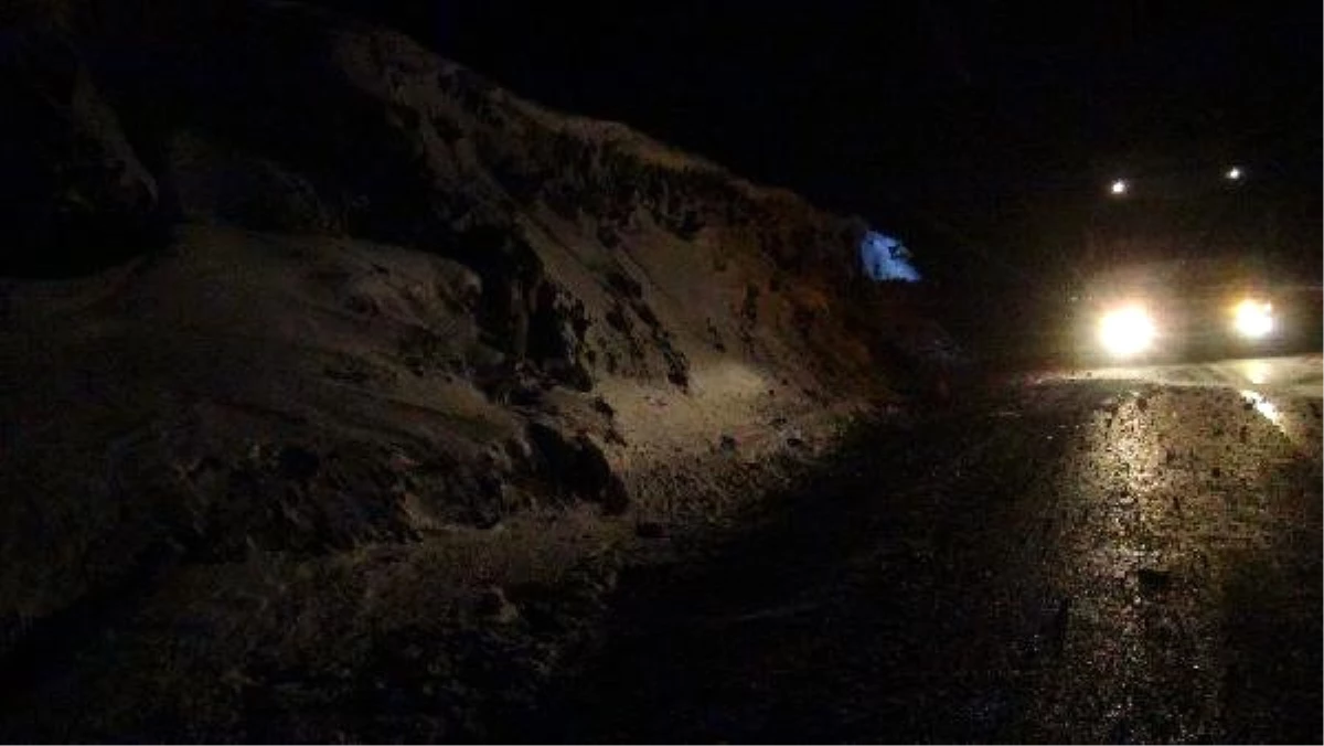 Kars\'ta Buzlu Yolda Kayan Tır Kayalıklara Çarptı