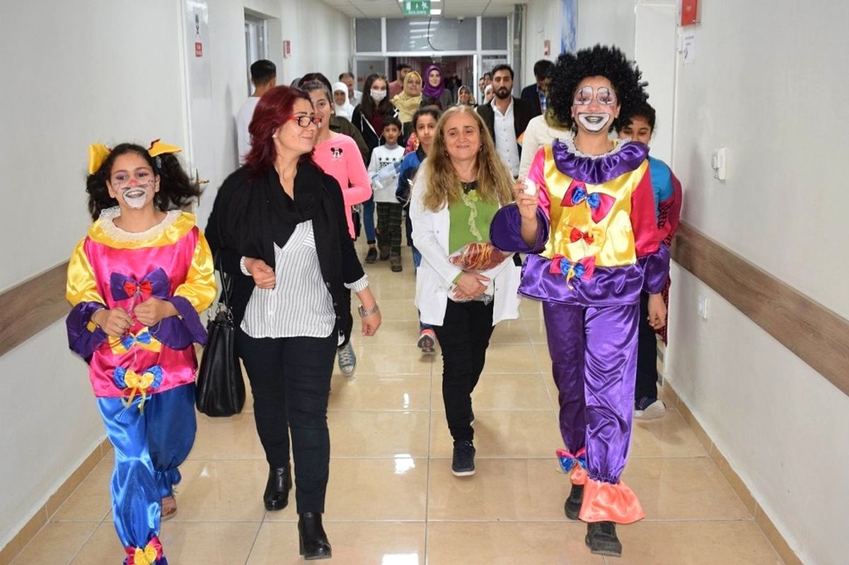 Kayapınar Belediyesi\'nden Minik Hastalara Moral Ziyareti