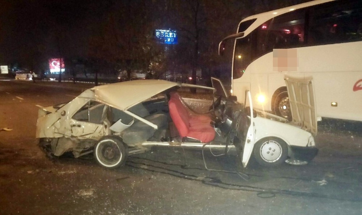 Kontrolden Çıkan Otomobil, Otobüse Çarptı: 2 Yaralı