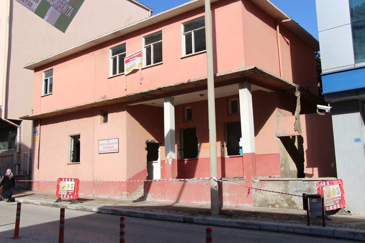 Kütüphane Yıkımı Başladı