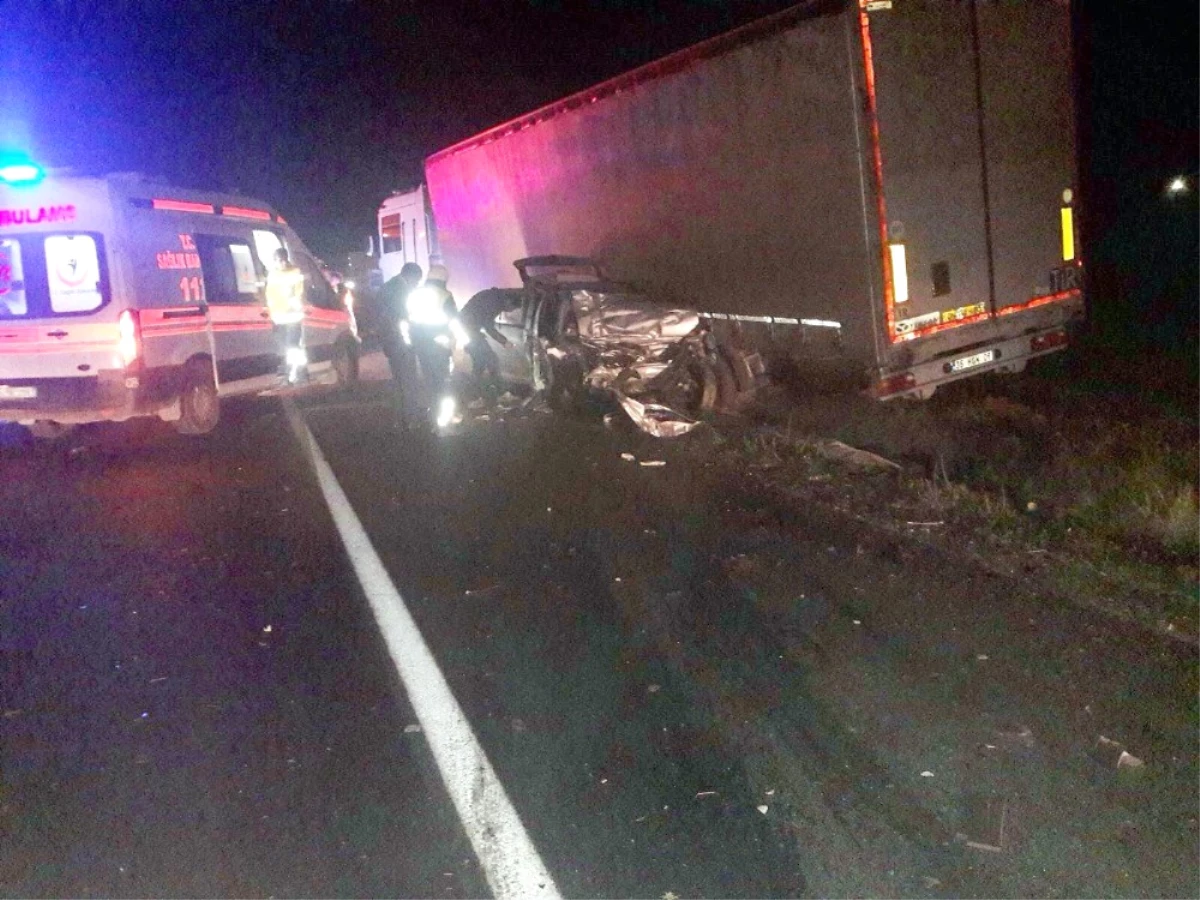 Manisa\'da Otomobil Tıra Çarptı: 2 Ölü