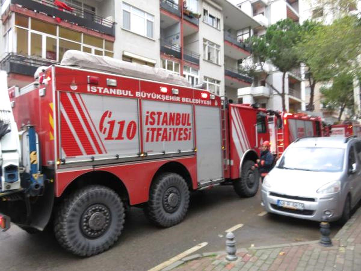 Merdiven Çöktü İşçi Altına Kaldı