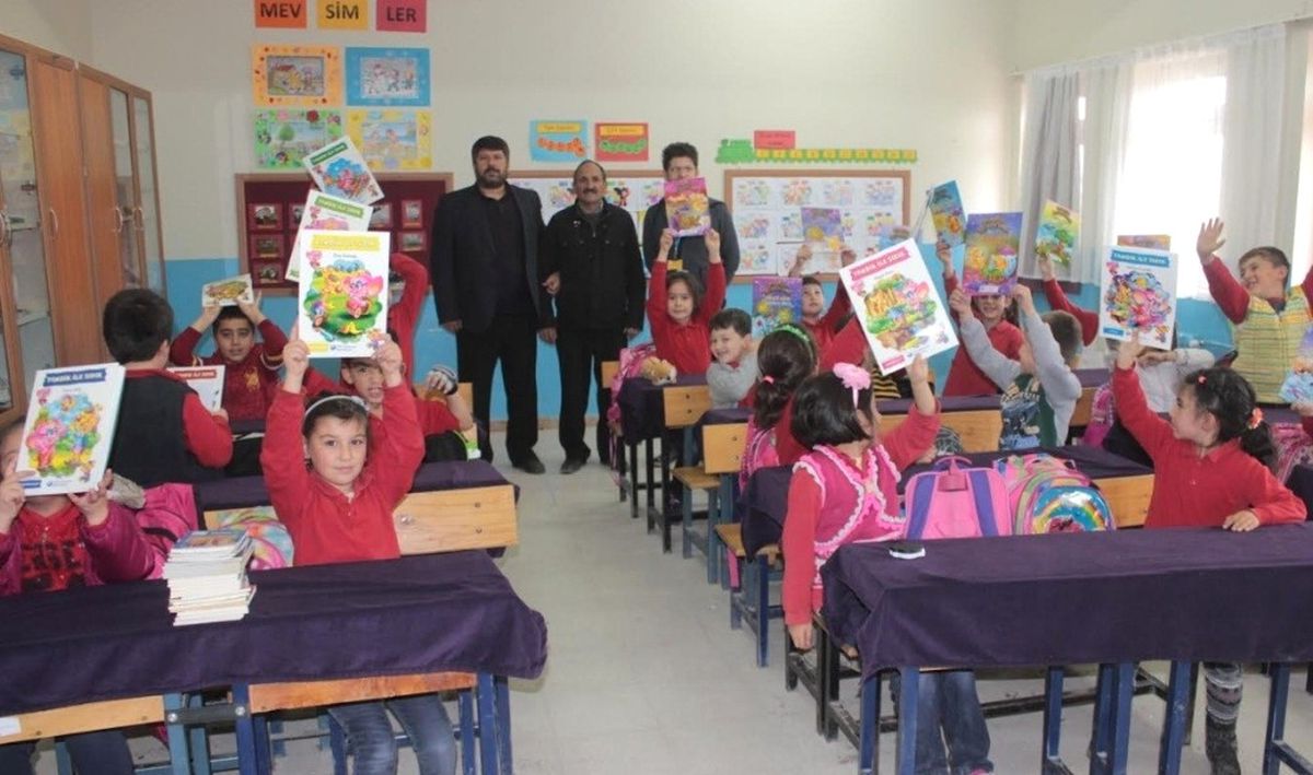 Muhtar\'dan Öğrencilere Kitap