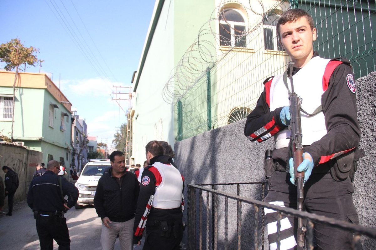 Önce Bakkala Sıktılar, Sonra Polise Saldırdılar