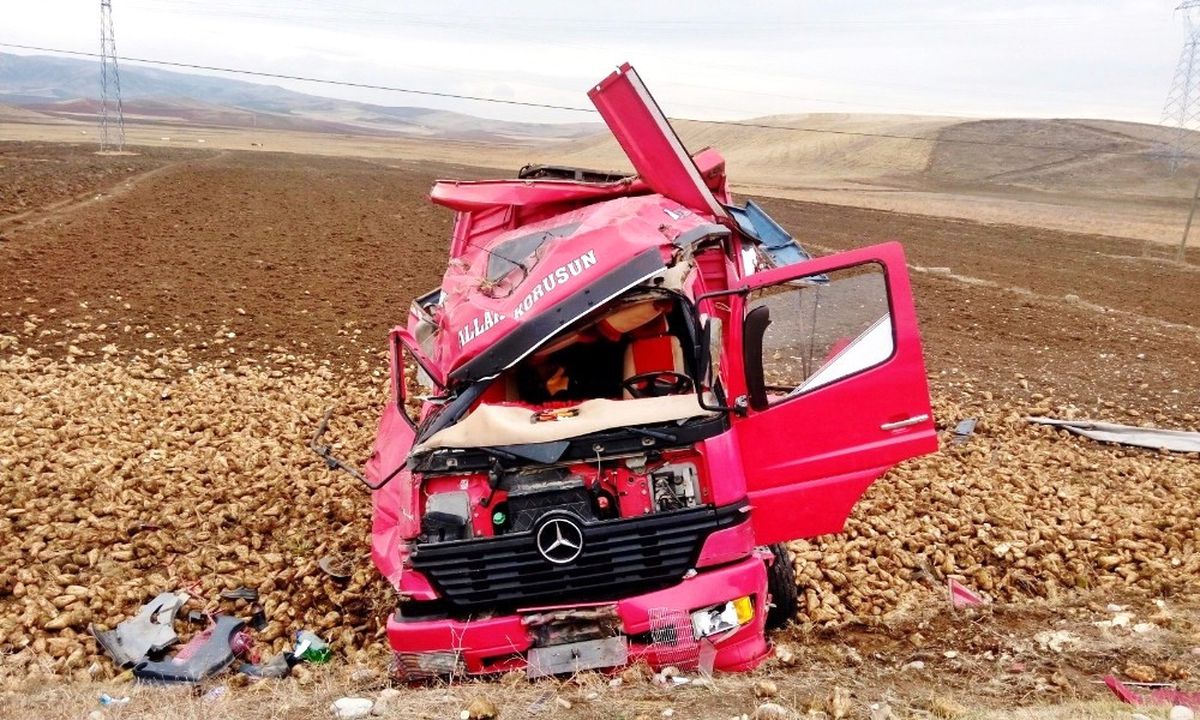 Pancar Yüklü Kamyon Devrildi: 1 Yaralı
