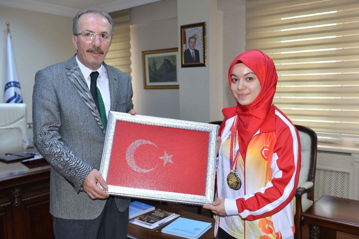 Rektör Uzun, Dünya Şampiyonu Öğrenciyi Kutladı
