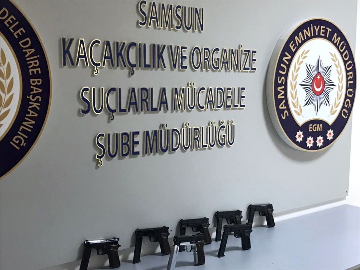 Samsun\'da Bir Otomobilde 7 Kaçak Tabanca Ele Geçti