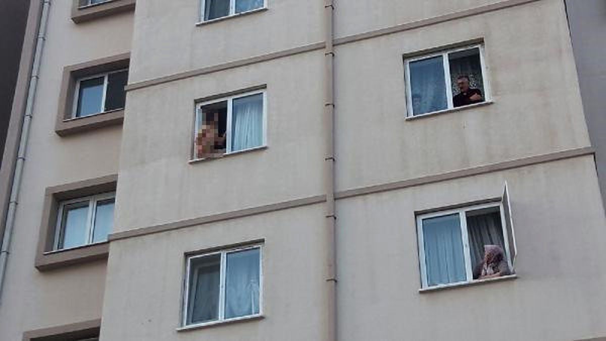Sevgilisini Bıçaklayan Kadın, Çıplak Çıktığı Pencerede İntihara Kalkıştı
