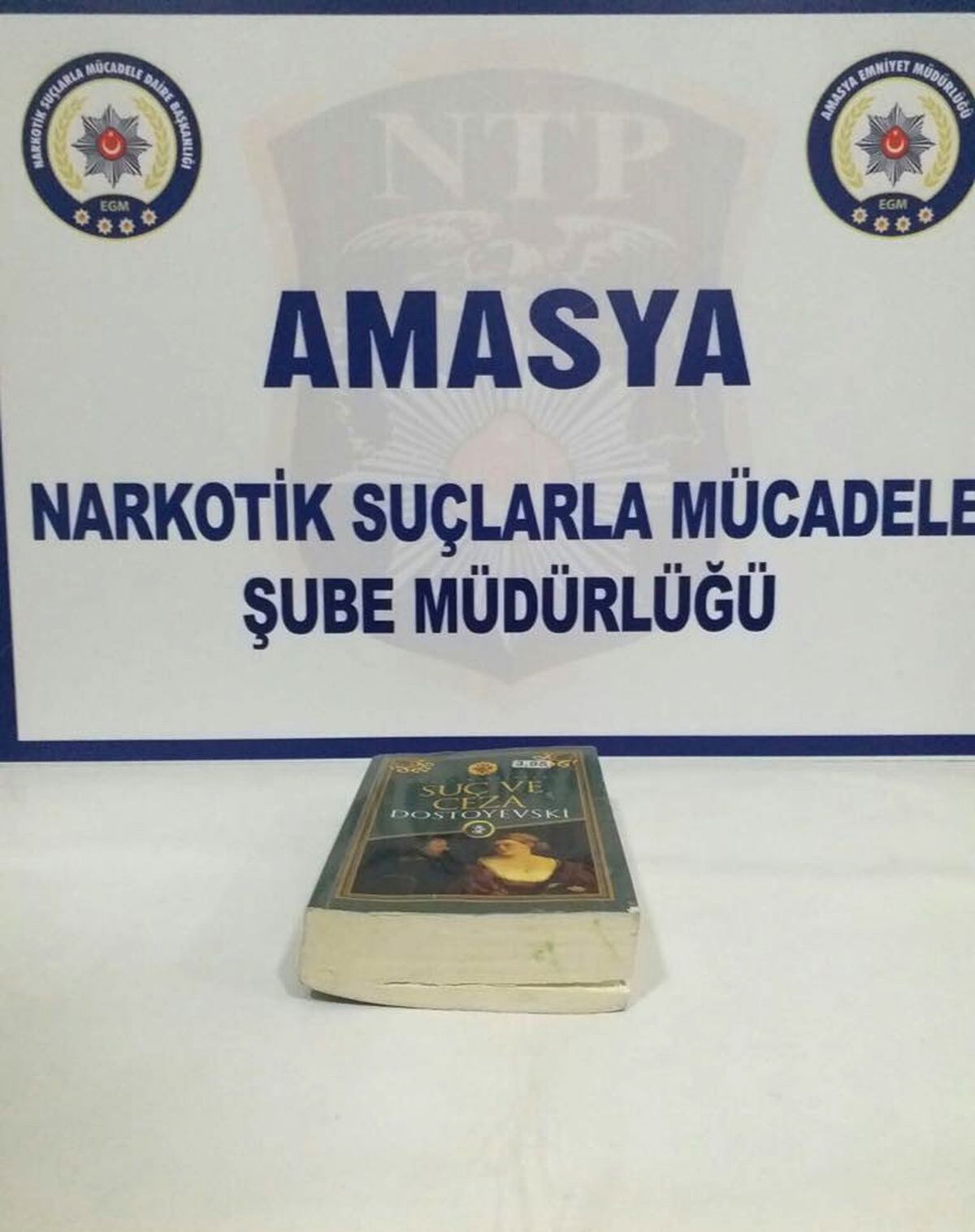 Suç ve Ceza\'dan Uyuşturucu Çıktı