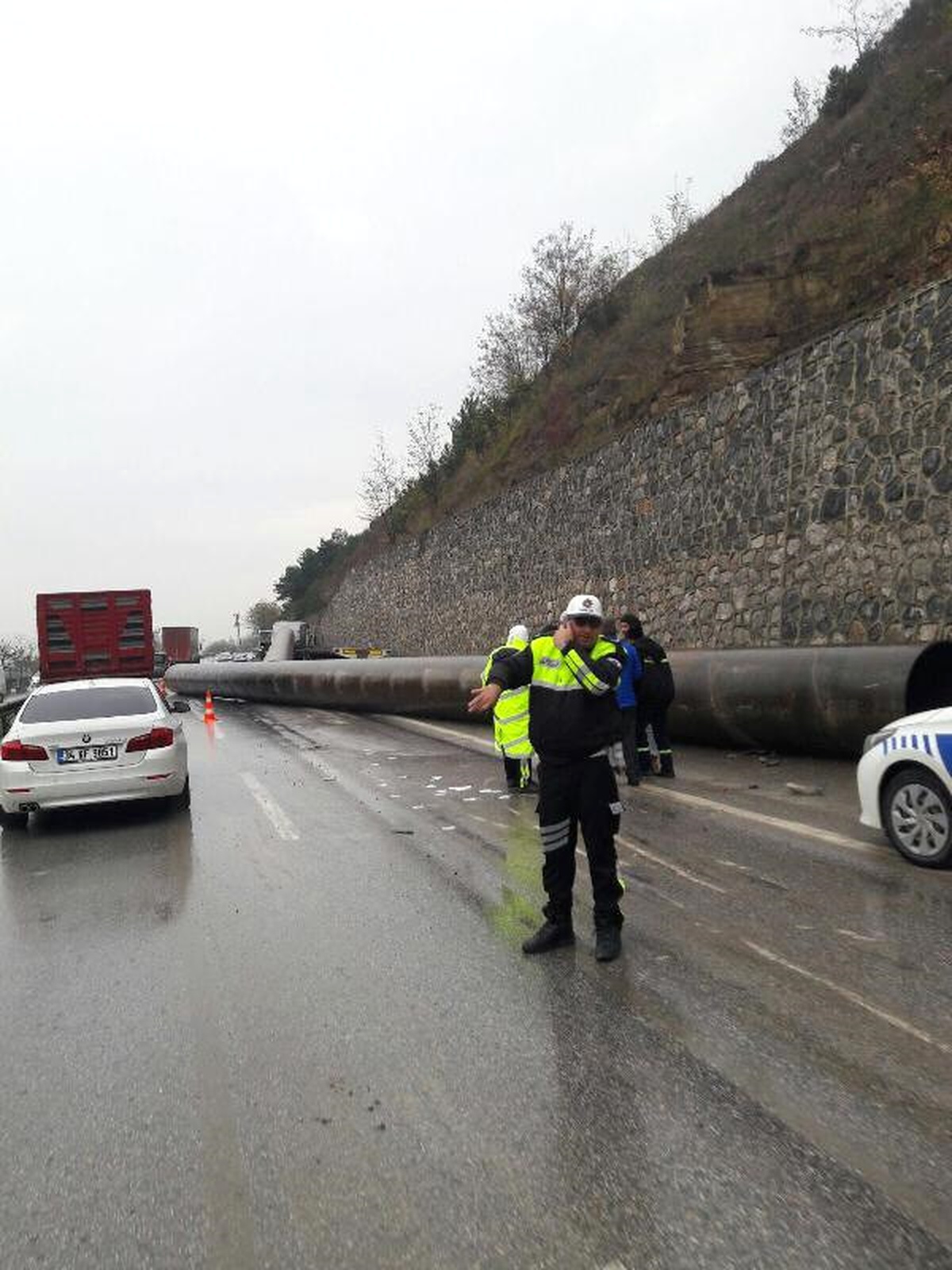 Tır İstinat Duvarına Çarptı, Sürücü Yaralandı