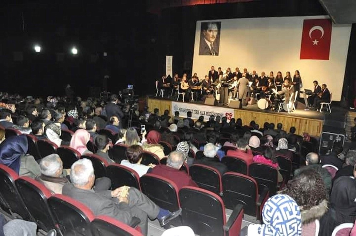 Türk Halk Müziği Korosu\'ndan Gürün\'de Konser