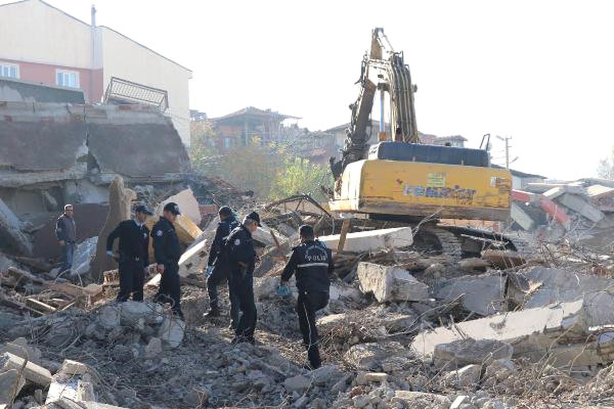 Yıktığı Binanın Bacası Üzerine Düşünce Öldü