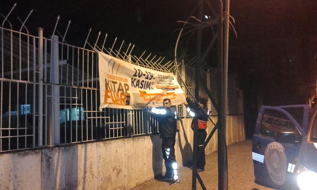 Zabıtalar İzinsiz Asılan Afiş ve Pankartları Kaldırıyor