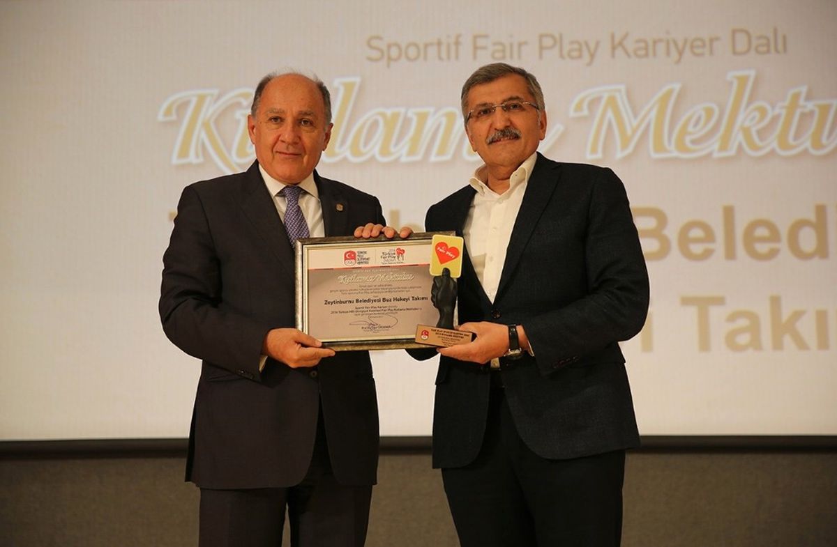 Zeytinburnu Buz Hokeyi Takımı\'na Fair Play Ödülü