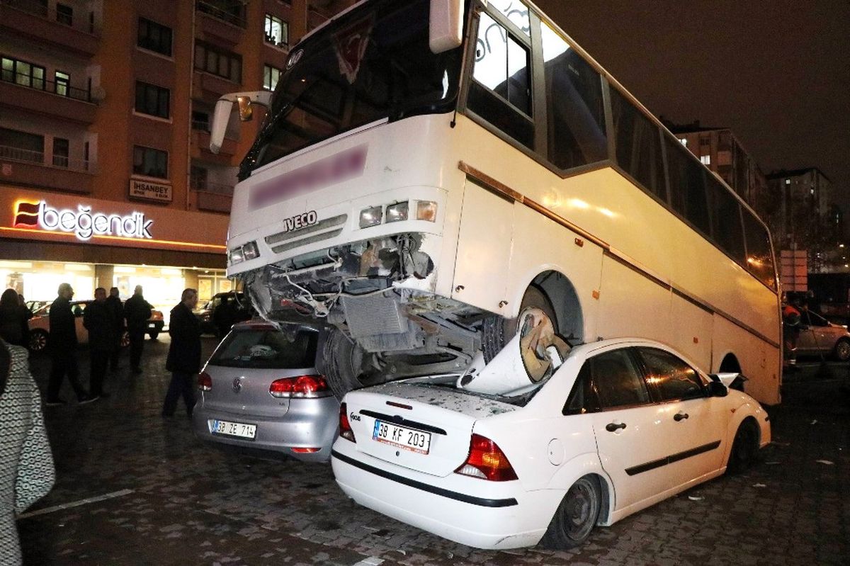 2 Otomobili Ezen Minibüs Şaha Kalktı