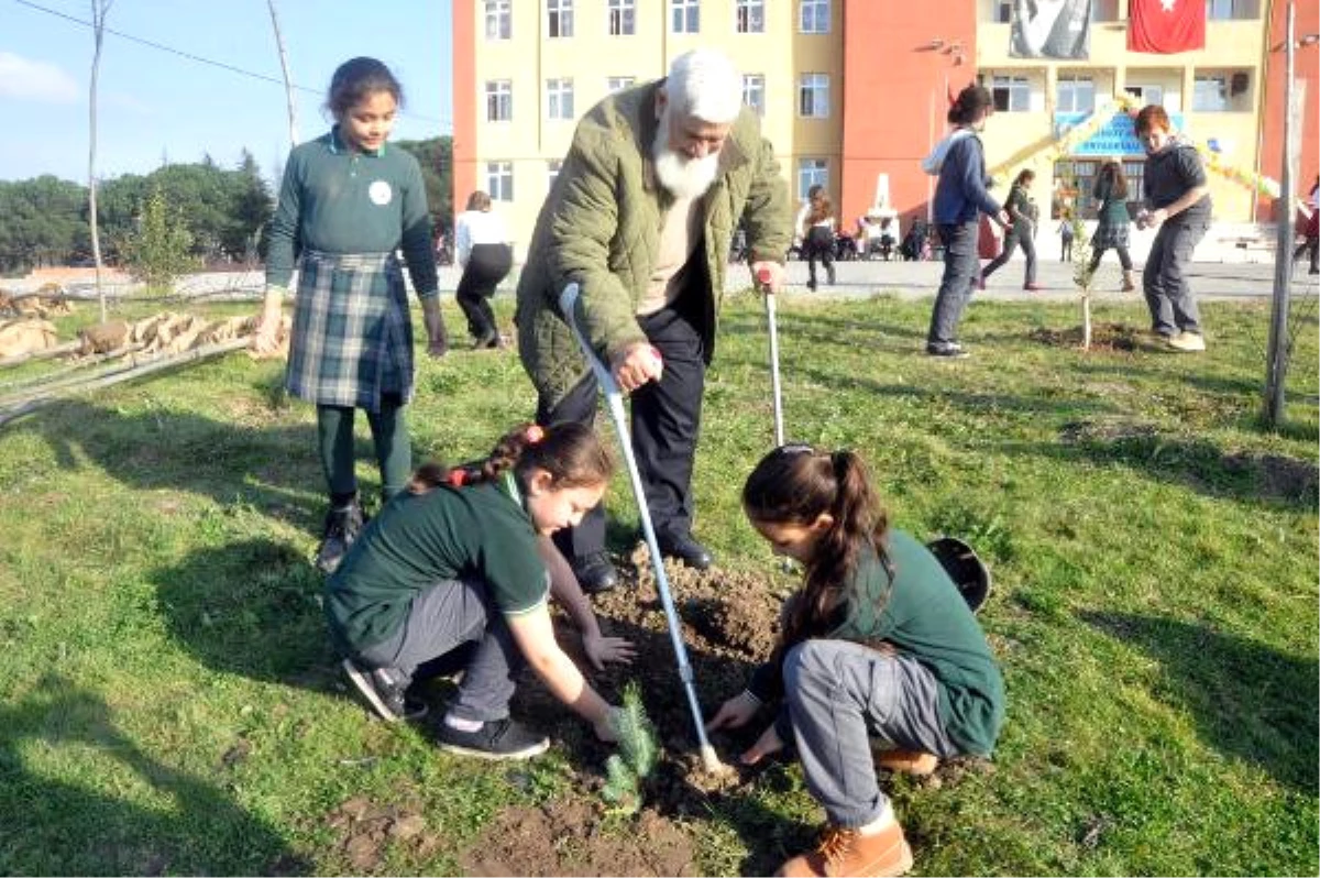 93 Yaşındaki Ahmet Erçin, Okul Bahçesine 700 Fidan Dikti