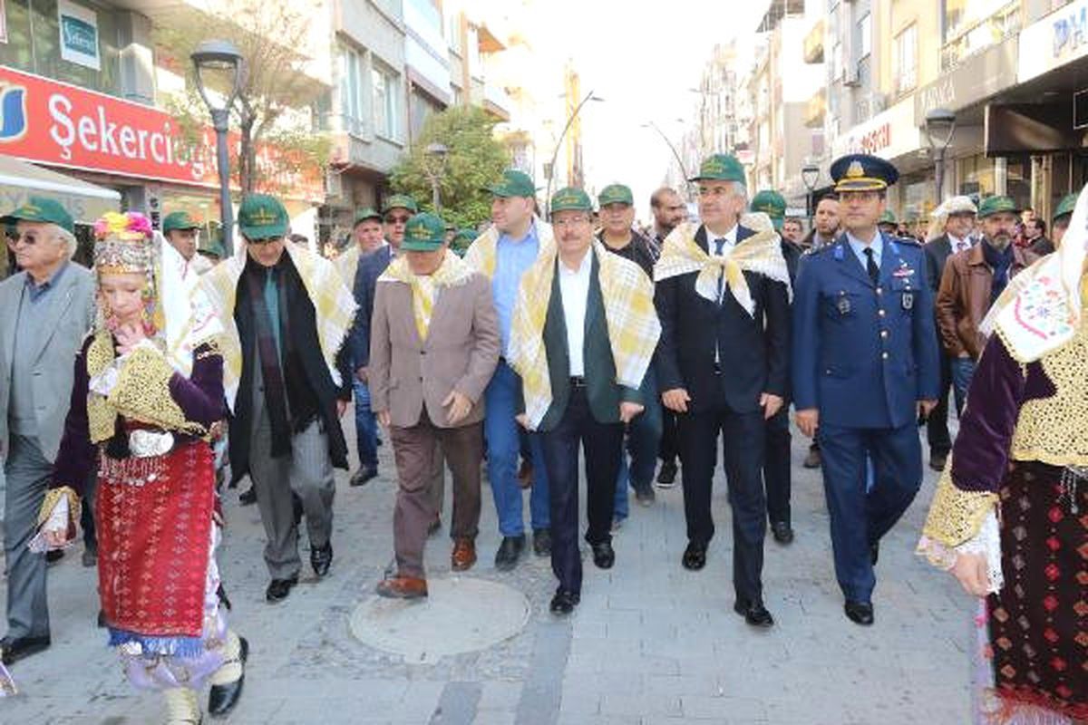 Akhisar\'da \'Zeytine Minnet Yürüyüşü\'