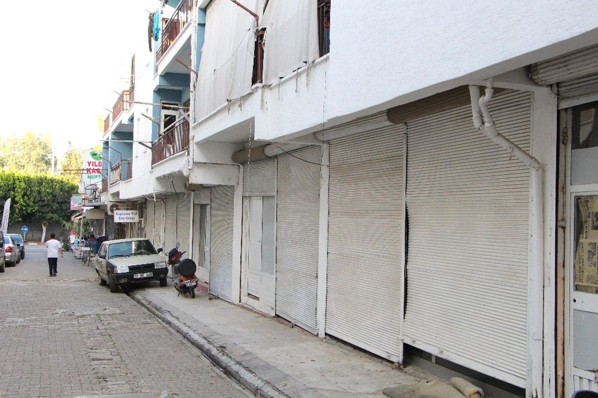Aksu Berberoğlu Çarşısı Kepenk Kapadı